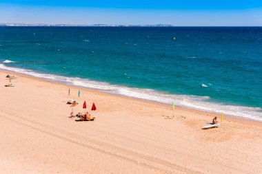 Miami Platja, İspanya - 13 Eylül 2017: Mont-roig del Camp plaj kumlu görünümünü. Metin için yer kopyalayın.