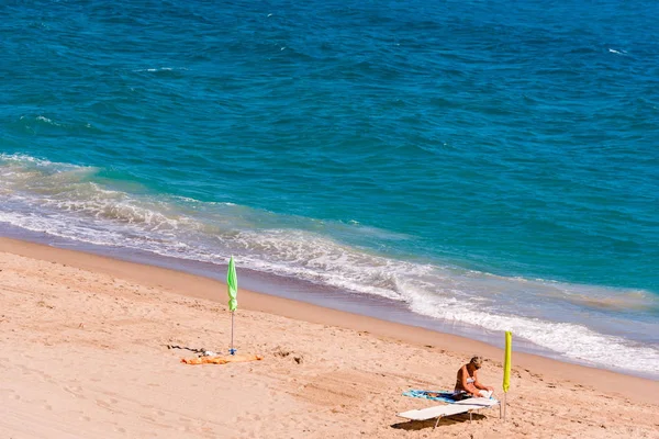 Μαϊάμι Platja, Ισπανία - 13 Σεπτεμβρίου 2017: Θέα στην αμμώδη παραλία Mont-roig Κάμπ. Χώρο αντίγραφο για το κείμενο. — Φωτογραφία Αρχείου