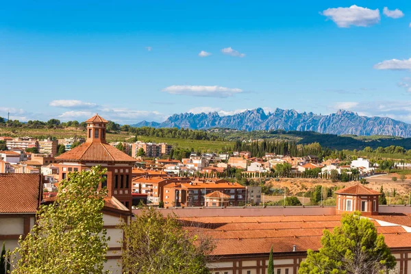 Widok budynku w dolinie góry Montserrat, Barcelona, Katalonia, Hiszpania. Kopiować miejsca na tekst. — Zdjęcie stockowe