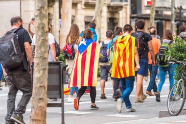 Barcelona, İspanya - 3 Ekim 2017: İnsanlar gösteri Catalonia bağımsızlık Barselona şehir merkezinde. Metin için yer kopyalayın.                    