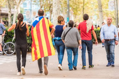 Barcelona, İspanya - 3 Ekim 2017: İnsanlar gösteri Catalonia bağımsızlık Barselona şehir merkezinde. Metin için yer kopyalayın.                    