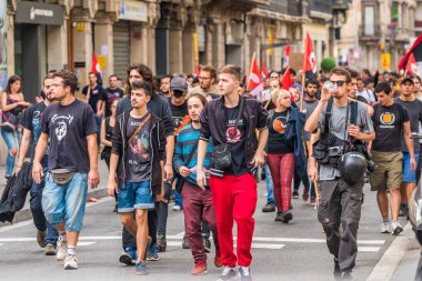 Barcelona, İspanya - 3 Ekim 2017: Bağımsızlık Barcelona'da protestolar sırasında Katalan bayrağını taşıyan göstericiler. Yakın çekim.