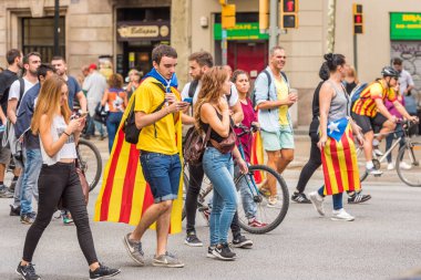 Barcelona, İspanya - 3 Ekim 2017: Bağımsızlık Barcelona'da protestolar sırasında Katalan bayrağını taşıyan göstericiler. Metin için yer kopyalayın.