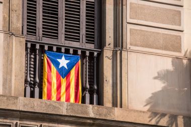 Bayrakla işaretlenmiş olan balkon manzarası. Bağımsızlık, Barcelona, Catalunya, İspanya üzerine referandum. Yakın çekim.
