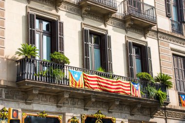 Bayrakla işaretlenmiş olan balkon manzarası. Bağımsızlık, Barcelona, Catalunya, İspanya üzerine referandum. Yakın çekim.