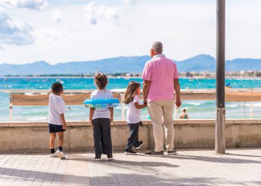Salou, Tarragona, İspanya - 17 Eylül 2017: Salou'da sahil çocuklar. Metin için yer kopyalayın.                    