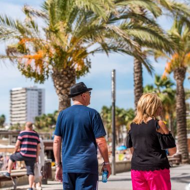 Salou, Tarragona, İspanya - 17 Eylül 2017: İnsanlar set yürümek. Yakın çekim. 