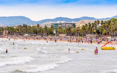 Salou, Tarragona, İspanya - 17 Eylül 2017: Deniz manzarası Costa Dorada kıyı şeridi. Metin için yer kopyalayın.                    