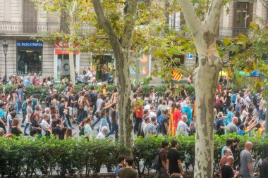 Barcelona, İspanya - 3 Ekim 2017: İnsanlar gösteri Catalonia bağımsızlık Barselona şehir merkezinde.          
