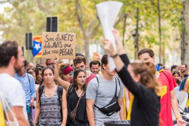 Barcelona, İspanya - 3 Ekim 2017: Barcelona protesto sırasında afişlerin taşıyan göstericiler.