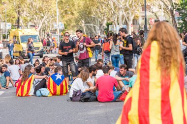 Barcelona, İspanya - 3 Ekim 2017: Bağımsızlık Barcelona'da protestolar sırasında Katalan bayrakları taşıyan göstericiler. Metin için yer kopyalayın.
