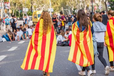 Barcelona, İspanya - 3 Ekim 2017: Bağımsızlık Barcelona'da protestolar sırasında Katalan bayrakları taşıyan göstericiler. Yakın çekim.