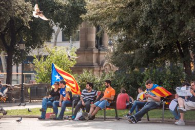 Barcelona, İspanya - 3 Ekim 2017: Göstericiler kent merkezindeki bankta. Metin için yer kopyalayın.