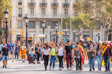 Barcelona, İspanya - 3 Ekim 2017: Bağımsızlık Barcelona'da protestolar sırasında Katalan bayrakları taşıyan göstericiler. Metin için yer kopyalayın.