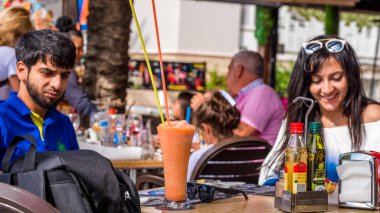 Salou, Tarragona, İspanya - 17 Eylül 2017: Kokteyl açık bir kafede. Yakın çekim.