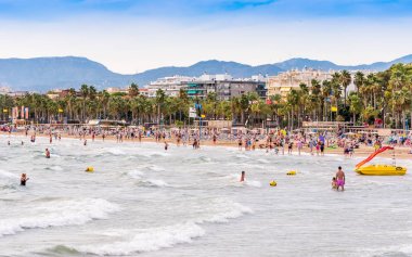 Salou, Tarragona, İspanya - 17 Eylül 2017: Deniz manzarası Costa Dorada kıyı şeridi. Metin için yer kopyalayın.                    