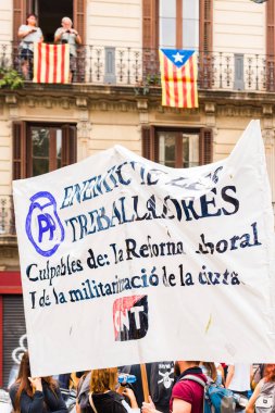 Barcelona, İspanya - 3 Ekim 2017: Barcelona protesto sırasında afişlerin taşıyan göstericiler. Yakın çekim.
