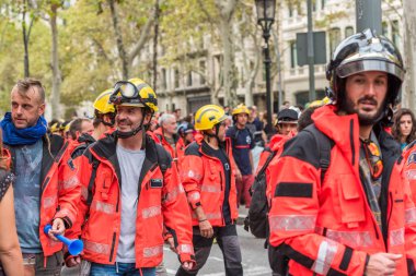 Barselona, İspanya, 3 Ekim 2017: Kask bir gösteri Barcelona, işçi. Yakın çekim.