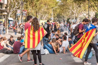 Barcelona, İspanya - 3 Ekim 2017: Bağımsızlık Barcelona'da protestolar sırasında Katalan bayrakları taşıyan göstericiler. Yakın çekim.