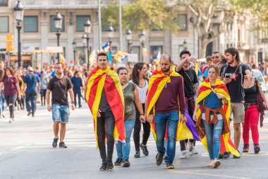 Barcelona, İspanya - 3 Ekim 2017: Bağımsızlık Barcelona'da protestolar sırasında Katalan bayrakları taşıyan göstericiler. Metin için yer kopyalayın.