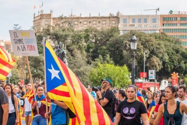 Barcelona, İspanya - 3 Ekim 2017: Bağımsızlık Barcelona'da protestolar sırasında Katalan bayrakları taşıyan göstericiler. Yakın çekim.