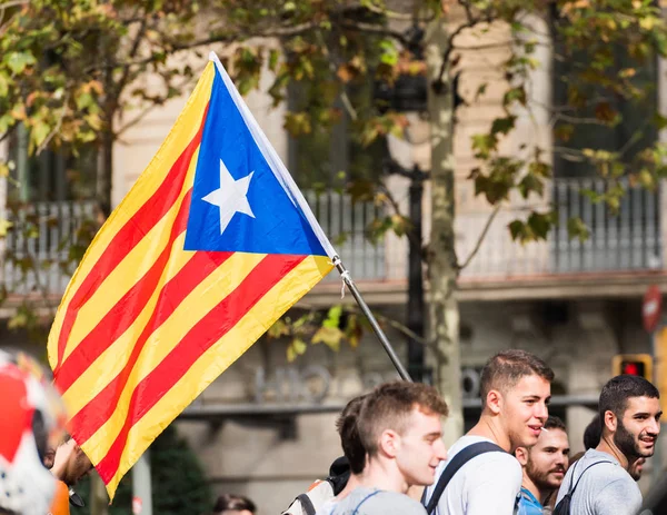 Barcelona, İspanya - 3 Ekim 2017: Bağımsızlık Barcelona'da protestolar sırasında Katalan bayrağını taşıyan göstericiler. Yakın çekim. — Stok fotoğraf