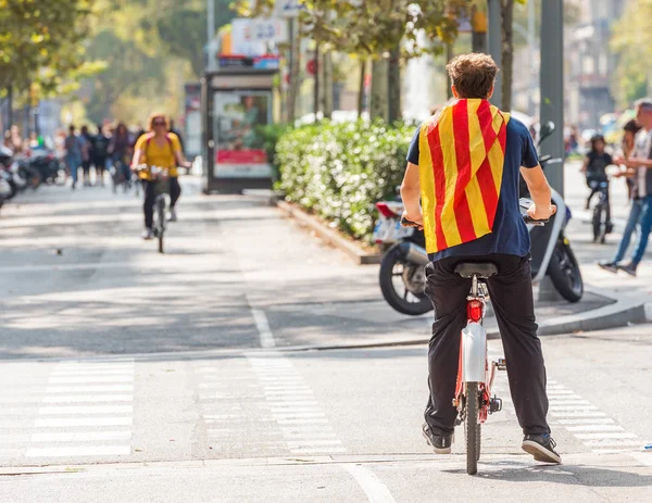 Cyklista na demonstraci v centru města, Barcelona, Catalunya, Španělsko. Kopírovat prostor pro text. — Stock fotografie