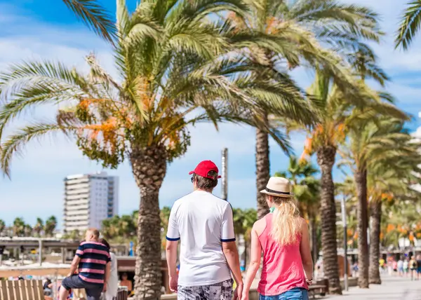Люди ходят по набережной, Салоу, Таррагона, Испания. Крупный план . — стоковое фото