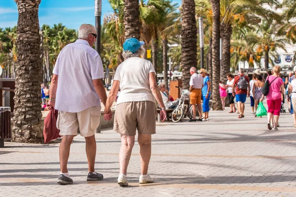 Salou, Tarragona, Ισπανία - 17 Σεπτεμβρίου 2017: Άνθρωποι περπατούν κατά μήκος ανάχωμα, Salou. Χώρο αντίγραφο για το κείμενο. — Φωτογραφία Αρχείου