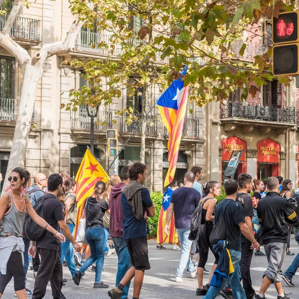 BARCELONA, ESPANHA - OUTUBRO 3, 2017: Manifestantes com bandeiras catalãs durante protestos pela independência em Barcelona. Close-up . — Fotografia de Stock