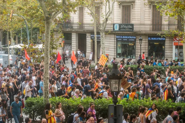 BARCELONA, ESPANHA - OUTUBRO 3, 2017: Manifestação de pessoas pela independência da Catalunha no centro da cidade de Barcelona . — Fotografia de Stock