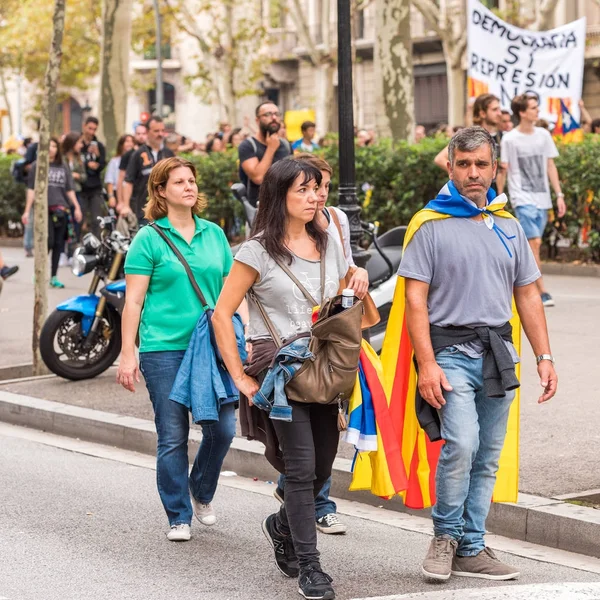 Barcelona, Španělsko - 3 října 2017: Demonstranti nesoucí katalánské vlajky během protestů za nezávislost v Barceloně. Detail. — Stock fotografie