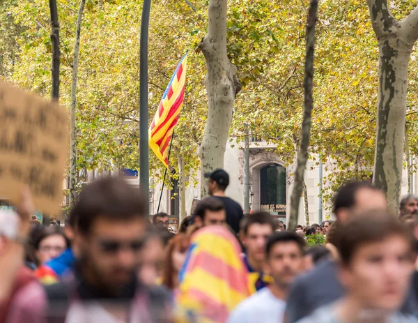 Barcelona, Spanyolország - 2017. október 3.: Viselő katalán zászló, melynek során a függetlenség, Barcelona, Barcelona tüntetők. — Stock Fotó
