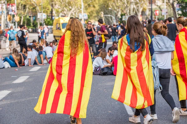 BARCELONA, ESPANHA - OUTUBRO 3, 2017: Manifestantes com bandeiras catalãs durante protestos pela independência em Barcelona. Close-up . — Fotografia de Stock