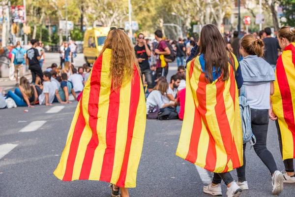 Barcelona, İspanya - 3 Ekim 2017: Bağımsızlık Barcelona'da protestolar sırasında Katalan bayrakları taşıyan göstericiler. Yakın çekim.