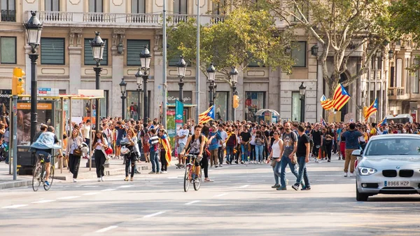 Barcelona, İspanya - 3 Ekim 2017: İnsanlar gösteri Catalonia bağımsızlık Barselona şehir merkezinde. Metin için yer kopyalayın. — Stok fotoğraf