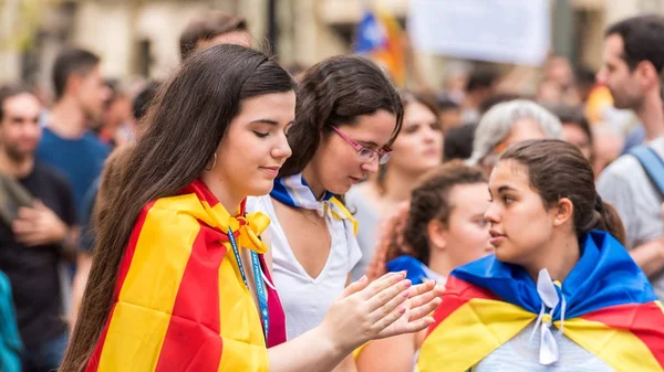 Barselona, İspanya, 3 Ekim 2017: Bir gösteri Barcelona, genç kızlar. Yakın çekim.