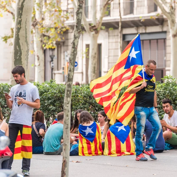 BARCELONA, ESPANHA - OUTUBRO 3, 2017: Um homem com uma bandeira catalã em uma manifestação em Barcelona. Espaço de cópia para texto . — Fotografia de Stock