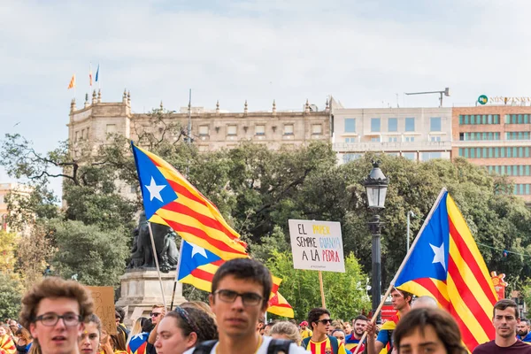 Barcelona, İspanya - 3 Ekim 2017: Bağımsızlık Barcelona'da protestolar sırasında Katalan bayrakları taşıyan göstericiler. Yakın çekim. — Stok fotoğraf