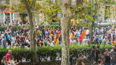 Barcelona, İspanya - 3 Ekim 2017: İnsanlar gösteri Catalonia bağımsızlık Barselona şehir merkezinde.          