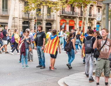 Barcelona, İspanya - 3 Ekim 2017: Bağımsızlık Barcelona'da protestolar sırasında Katalan bayrakları taşıyan göstericiler. Metin için yer kopyalayın. 