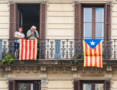 Barcelona, İspanya - 3 Ekim 2017: İnsanlar Barcelona'da bir gösteri sırasında balkonda.