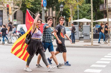 Barcelona, İspanya - 3 Ekim 2017: Bağımsızlık Barcelona'da protestolar sırasında Katalan bayrakları taşıyan göstericiler. Metin için yer kopyalayın.