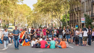 Barcelona, İspanya - 3 Ekim 2017: Bağımsızlık Barcelona'da protestolar sırasında Katalan bayrakları taşıyan göstericiler. Metin için yer kopyalayın.