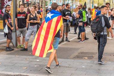 Barcelona, İspanya - 3 Ekim 2017: Bağımsızlık Barcelona'da protestolar sırasında Katalan bayrağını taşıyan göstericiler. Metin için yer kopyalayın. 