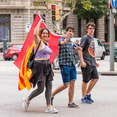 Barcelona, İspanya - 3 Ekim 2017: Bağımsızlık Barcelona'da protestolar sırasında Katalan bayrakları taşıyan göstericiler. Yakın çekim.