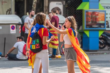 Barcelona, İspanya - 3 Ekim 2017: İnsanlar gösteri Catalonia bağımsızlık Barselona şehir merkezinde. Yakın çekim.                 
