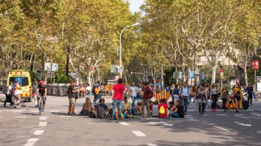Barcelona, İspanya - 3 Ekim 2017: İnsanlar gösteri Catalonia bağımsızlık Barselona şehir merkezinde. Metin için yer kopyalayın.                    