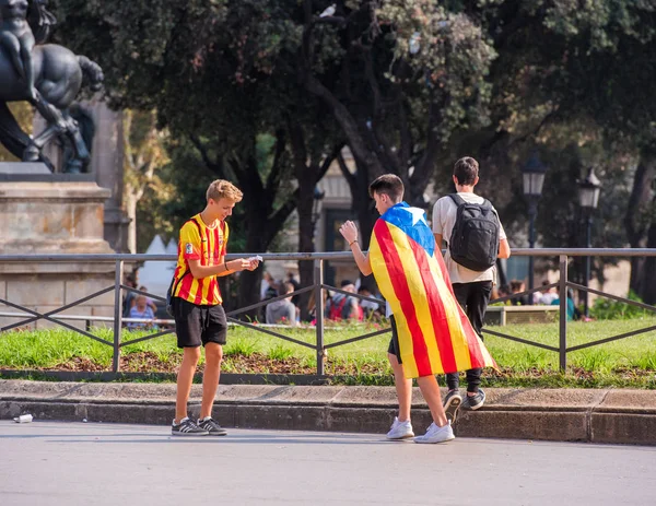 Barcelona, İspanya - 3 Ekim 2017: İnsanlar gösteri Catalonia bağımsızlık Barselona şehir merkezinde. Metin için yer kopyalayın. — Stok fotoğraf