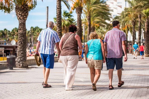 Люди ходят по набережной, Салоу, Таррагона, Испания. Копирование текста . — стоковое фото